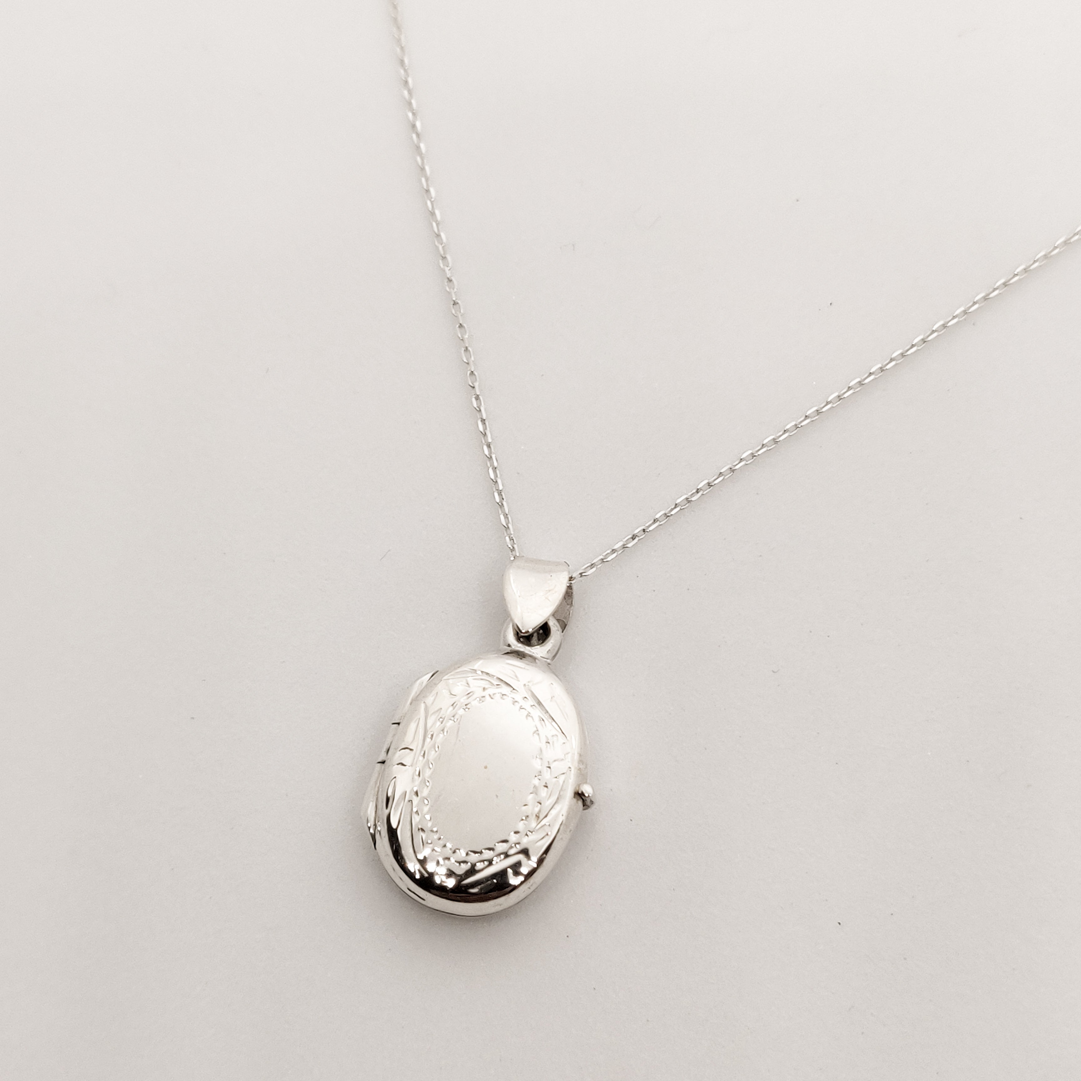 Personalised locket with photo online